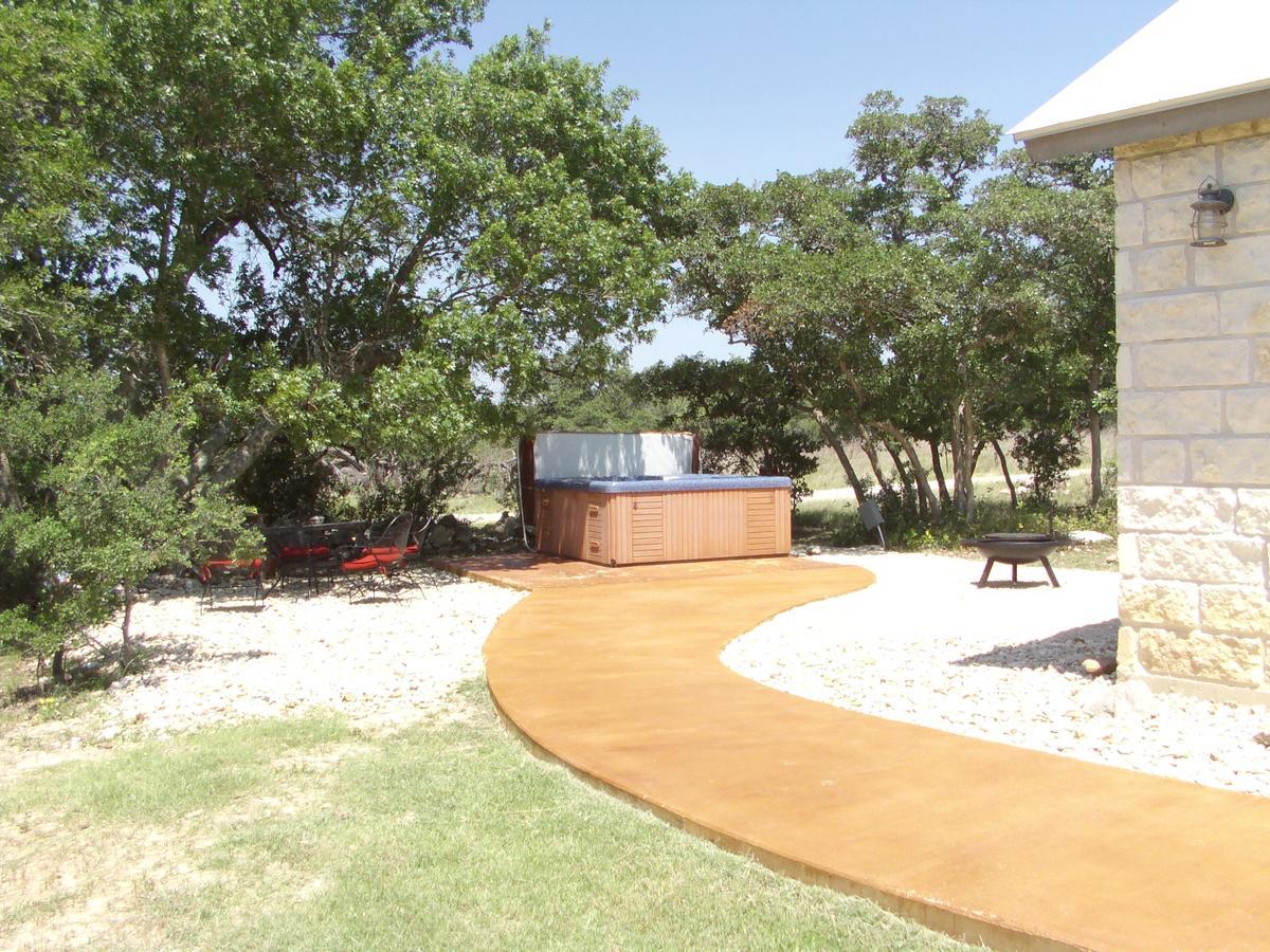 Breezy Hills Cottages - Moonlight Cottage Fredericksburg Exterior photo